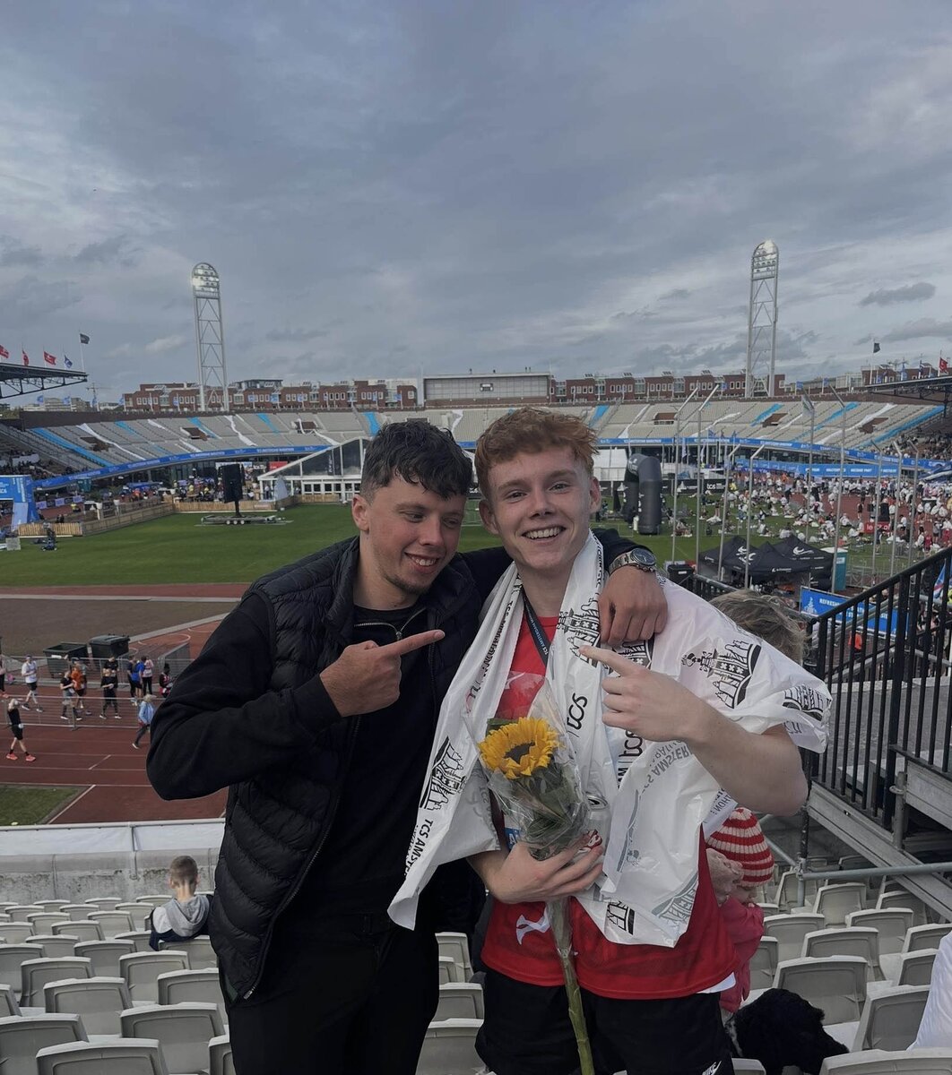 Justin de Kruif na de finish van de TCS Amsterdam Marathon
